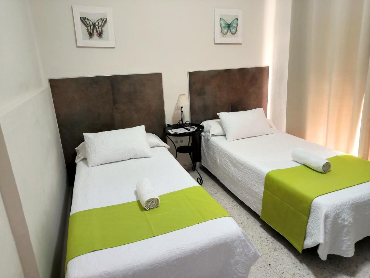 Pension Perez Montilla Sevilla Bagian luar foto
