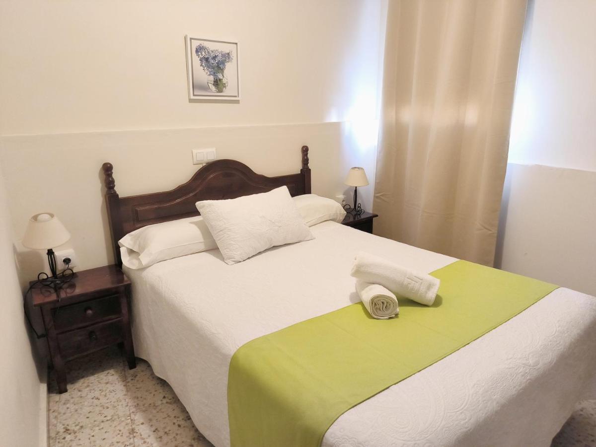 Pension Perez Montilla Sevilla Bagian luar foto