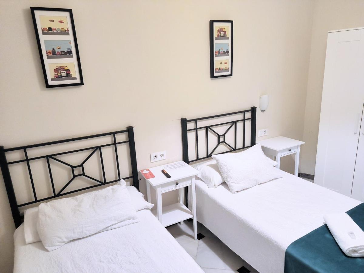 Pension Perez Montilla Sevilla Bagian luar foto