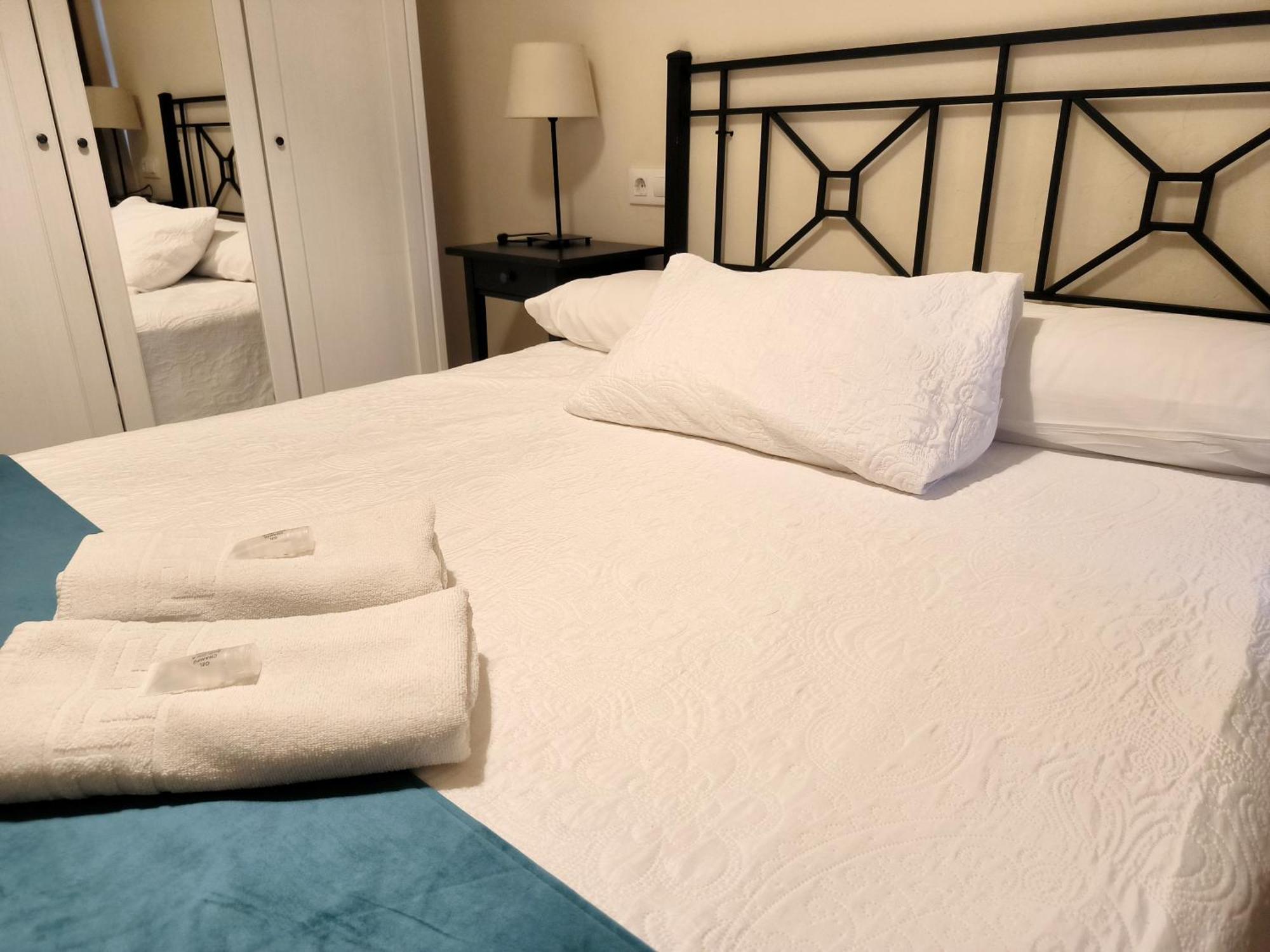 Pension Perez Montilla Sevilla Bagian luar foto
