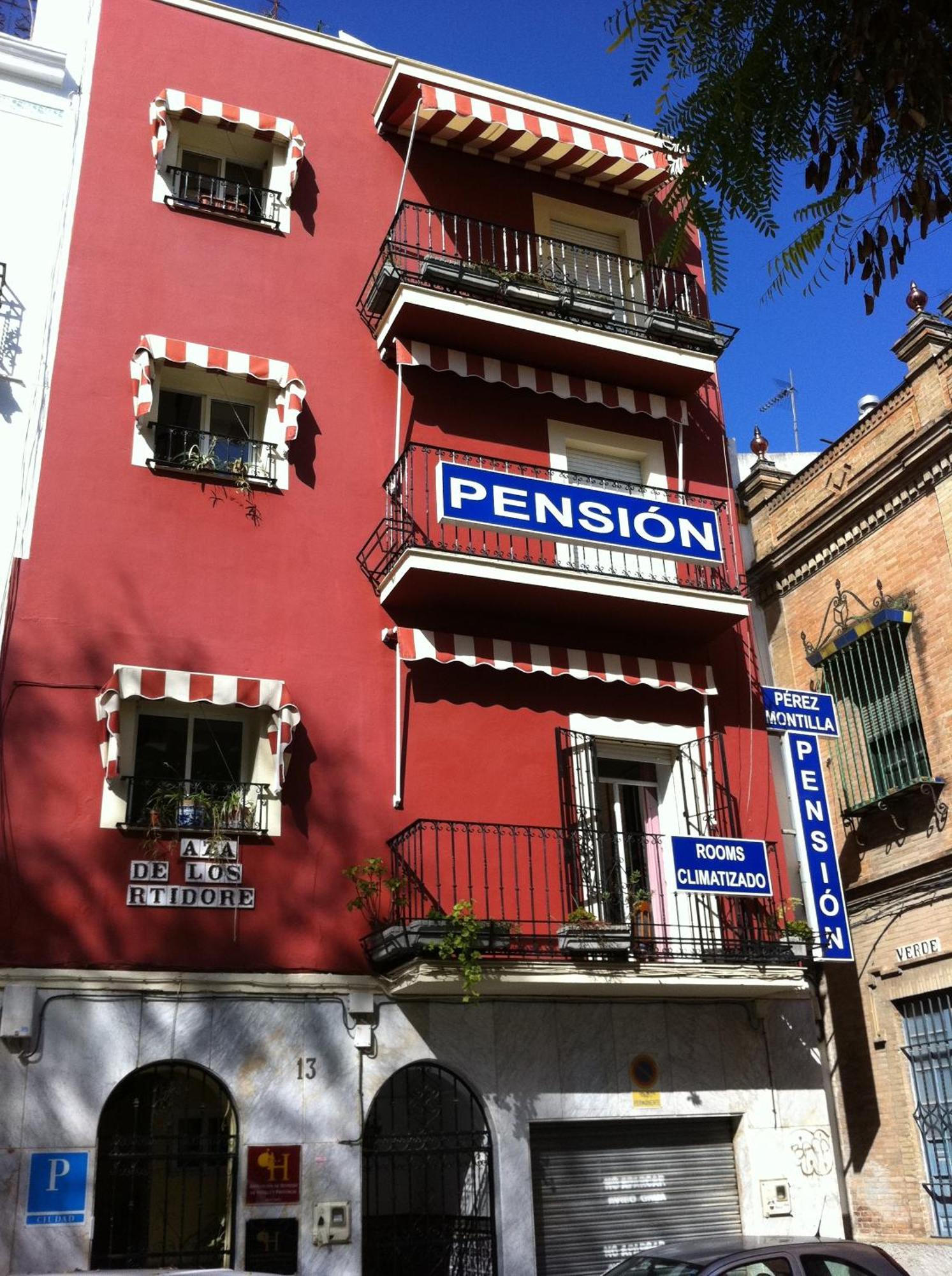 Pension Perez Montilla Sevilla Bagian luar foto