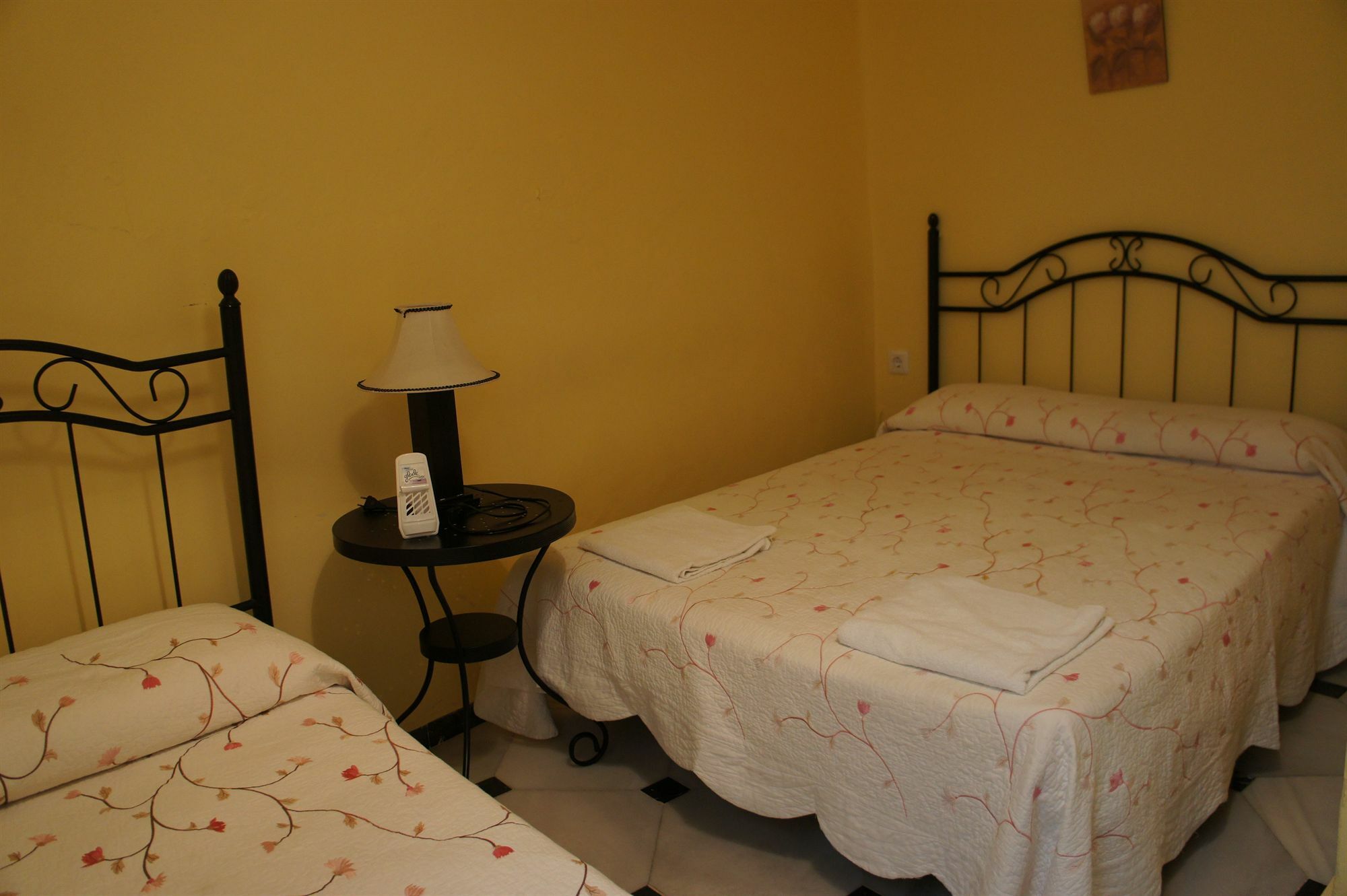 Pension Perez Montilla Sevilla Bagian luar foto
