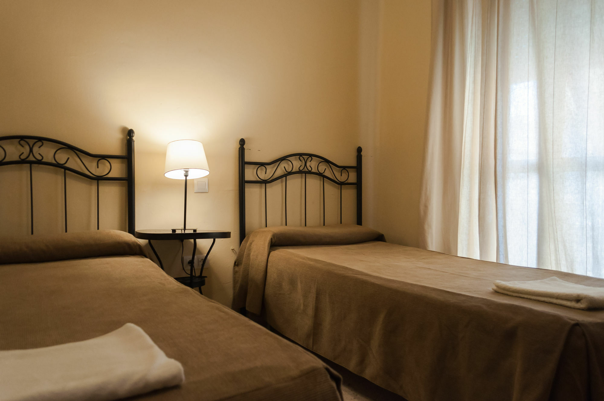 Pension Perez Montilla Sevilla Bagian luar foto